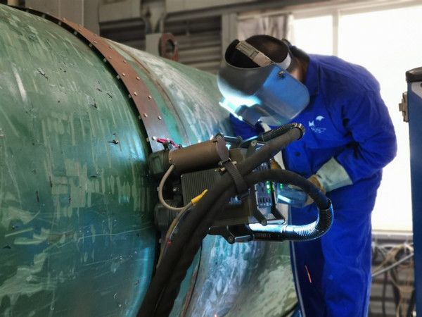 任国清在熊谷焊接实验室工作.jpg